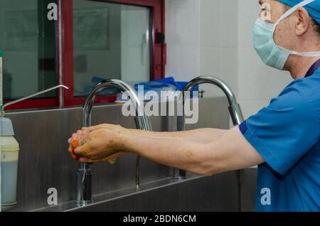 Chirurg ist washching seine Hände ecording zur Sterilisation Regeln vor dem Betrieb. Stockfoto