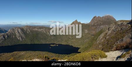 Der Blick auf den Dove Lake und Cradle Mountain bei einem blauen Himmel ist vom Aussichtspunkt auf dem Ronneys Creek Walk an der wilden Westküste Tasmaniens aus zu genießen. Stockfoto