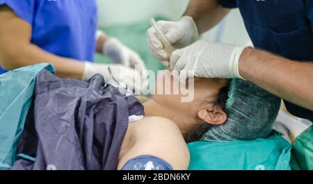 Der Arzt des Anästhesisten wendet den Endotrachealtubus auf den Patienten an. Geringe Schärfentiefe Stockfoto