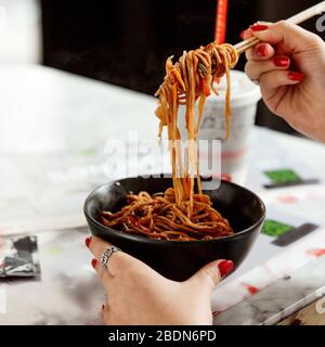 Hühnernudeln in einer schwarzen Schüssel Stockfoto