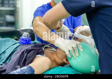 Der Arzt des Anästhesisten wendet den Endotrachealtubus auf den Patienten an. Geringe Schärfentiefe Stockfoto