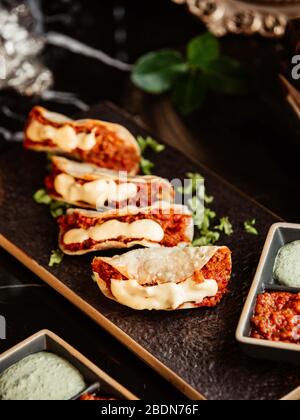 Fajitas mit Fleisch mit Mayonnaise und Saucen Stockfoto