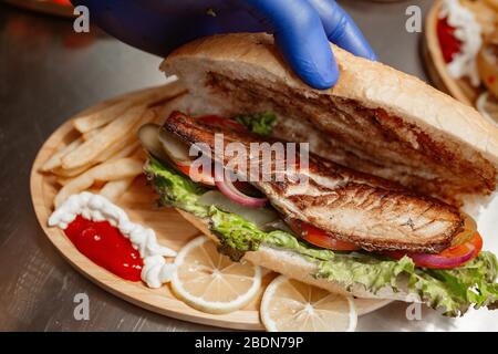 Fischburger mit pommes Frites und Zitronenscheiben Stockfoto