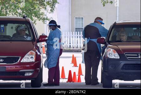 Die Menschen in Autos werden am zweiten Tag einer von Omni Healthcare betriebenen Drive-Thru-COVID-19-Testkassenanlage mit einem Nasenabstrich auf das Coronavirus getestet. Die Einrichtung ist bereit, mindestens 500 Personen pro Tag, sieben Tage die Woche, nach Vereinbarung zu testen. Stockfoto
