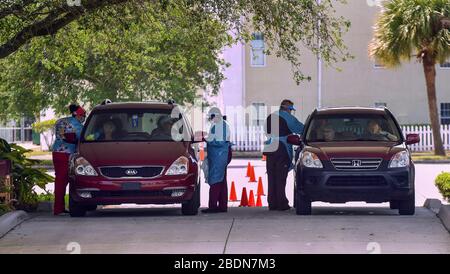 Mitarbeiter des Gesundheitswesens führen am zweiten Tag einer von Omni Healthcare betriebenen Drive-Thru-COVID-19-Testsammelanlage Coronavirus Tests an Menschen in Autos durch. Die Einrichtung ist bereit, mindestens 500 Personen pro Tag, sieben Tage die Woche, nach Vereinbarung zu testen. Stockfoto