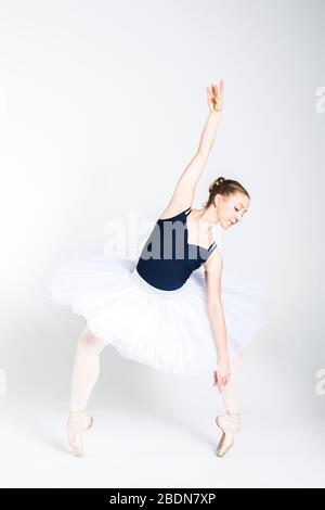 Junge Ballerina übt Ballettzüge im Studio aus Stockfoto