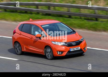 2017 Orange Honda Jazz EX i-VTEC; fahrende Fahrzeuge, fahrende Fahrzeuge auf britischen Straßen, Motoren, Fahren auf der Autobahn M6 Stockfoto