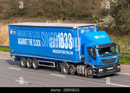 Menzies Distribution; Spedition Lieferwagen, LKW, Transport, LKW, Frachtführer, Fahrzeug, europäische gewerbliche Transportindustrie, auf der M6 in Manchester, Großbritannien Stockfoto