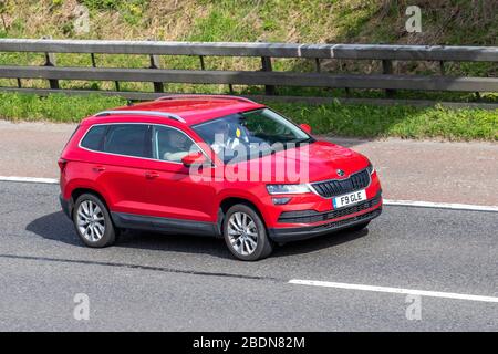 2019 rot Škoda Karoq SE L TSI S-A; Fahrzeuge mit bewegtem Verkehr, Fahrzeug auf britischen Straßen, Motoren, Fahren auf der Autobahn M6 Stockfoto