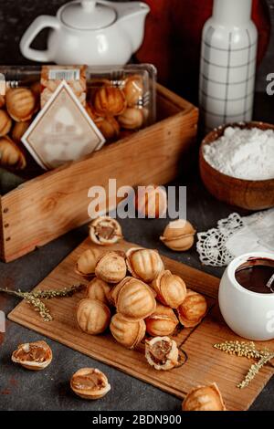 Sandnüsse gefüllt mit gekochter Kondensmilch Stockfoto