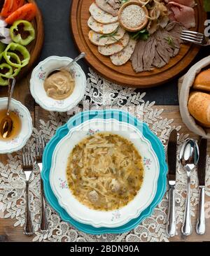 Suppe serviert mit Fleischplatte Stockfoto
