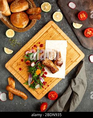 Gefüllte Hähnchenrolle mit Gemüse Stockfoto