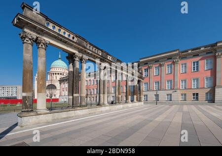 08. April 2020, Brandenburg, Potsdam: Bei strahlendem Sonnenschein und fast sommerlichen Temperaturen um 14.56 Uhr ist der Platz rund um den Landtag, historische Säulen der Kolonnaden- und St.-Nikolai-Kirche menschenleer. Foto: Soeren Stache / dpa-Zentralbild / ZB Stockfoto