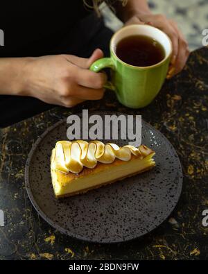 Eine Käsekuchen-Scheibe mit gebrannter Baiser-Sahne Stockfoto