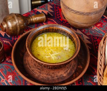 Eine Schüssel Fleischbällensuppe mit Vermicelli Stockfoto