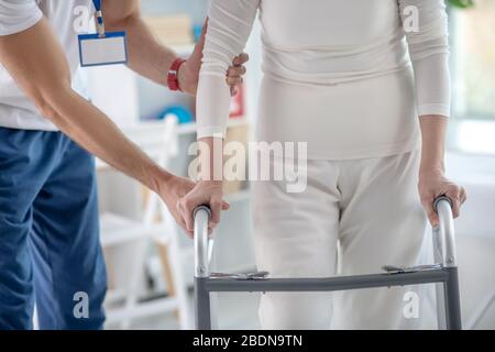 Professioneller Mitarbeiter im Gesundheitswesen, der seine Patienten mit der Hand hält Stockfoto