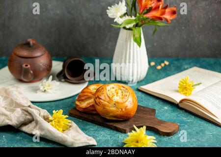 Frisch gebackene Brötchen mit Quark Stockfoto