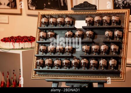 Glasbecher mit Schokoladendessert Stockfoto