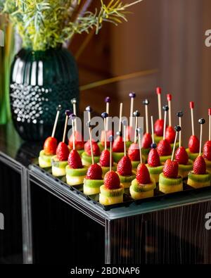 Spezialitäten aus Ananas, Kiwi und Erdbeerobst Stockfoto