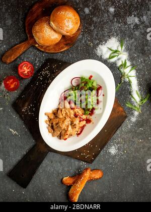 Stücke von Huhn mit gebratenen Zwiebeln in Sauce Stockfoto