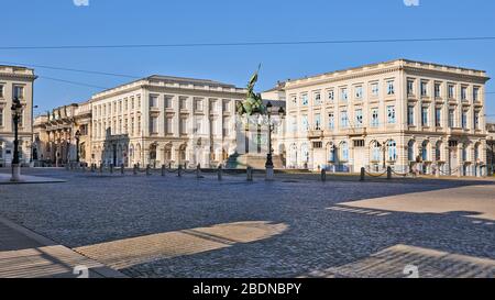 Brüssel, Belgien - 05. April 2020: Der Royale Platz mit der Godefroid de Bouillon Statue in Brüssel, ohne dass während des Confinement peri Menschen sind Stockfoto