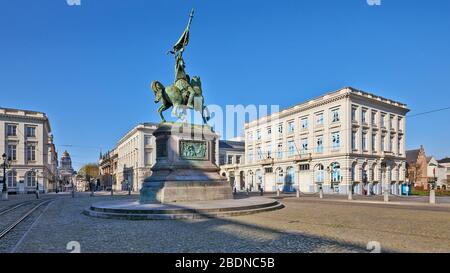 Brüssel, Belgien - 05. April 2020: Der Royale Platz mit der Godefroid de Bouillon Statue in Brüssel, ohne dass während des Confinement peri Menschen sind Stockfoto