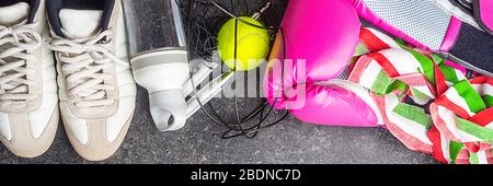 Sportschuhe, Boxhandschuhe aus Leder, Springseil, Tennisball, Flasche Wasser Stockfoto
