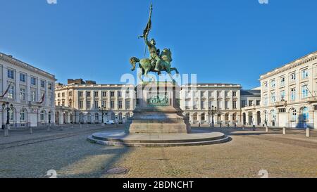 Brüssel, Belgien - 05. April 2020: Der Royale Platz mit der Godefroid de Bouillon Statue in Brüssel, ohne dass während des Confinement peri Menschen sind Stockfoto