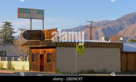 Double Bar im historischen Dorf Lone Pine - Lone Pine CA, USA - 29. MÄRZ 2019 Stockfoto