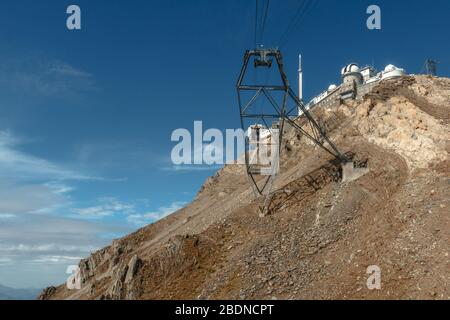 Eine Seilbahn zum Pic du MIDI Observatorium in den Pyrenäen, Frankreich Stockfoto