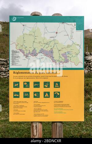 Ein Schild mit Regeln und Vorschriften für Besucher des Nationalparks Pyrenäen Stockfoto
