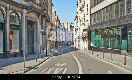 Brüssel, Belgien - 05. April 2020: Die Straße Arenberg in Brüssel ohne Menschen und während der Einsperrung. Stockfoto