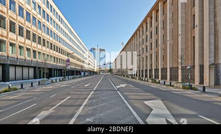 Brüssel, Belgien - 05. April 2020: Der Berlaymond-Boulevard in Brüssel ohne Menschen und während der Einsperrung. Stockfoto