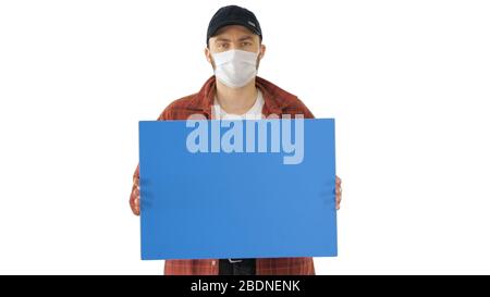 Reife männliche Farmer in medizinische Maske Holding Blank Placard auf Whit Stockfoto