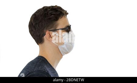 Blinder Mann, der in medizinischer Maske und dunkler Brille auf weißem Rücken geht Stockfoto