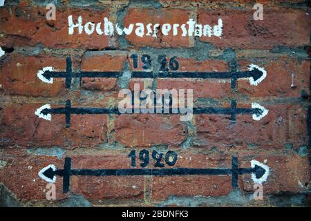 Historischer "Hochwasserstand" (deutsch für: Hochwasserstände) von 1920 und 1926 am Rhein an einer Hauswand in Köln-Mülheim Stockfoto