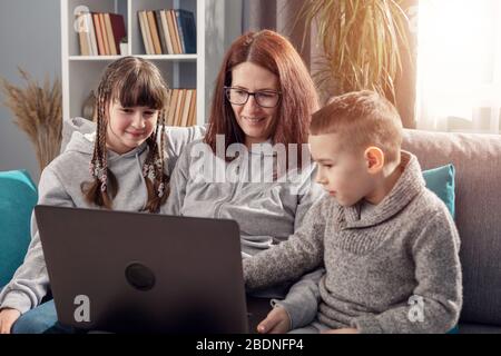 Glückliche Familie mit Laptop zusammen Stockfoto