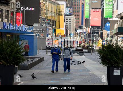 New York, USA. April 2020. Fußgänger gehen während der Coronavirus Pandemie in New York, den Vereinigten Staaten, am 8. April 2020 durch den Times Square. Die Anzahl der COVID-19-Fälle in den Vereinigten Staaten erreichte am Mittwoch (1620 GMT) 401.166, laut dem Center for Systems Science and Engineering (CSSE) an der Johns Hopkins University. Insgesamt 12.936 Tote wurden laut CSSE in der Nation gemeldet. Gutschrift: Michael Nagle/Xinhua/Alamy Live News Stockfoto