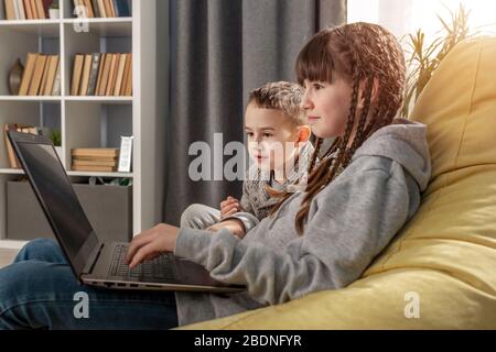 Zwei Kinder surfen im Internet Stockfoto