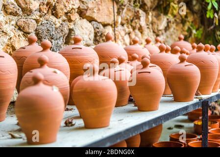 Schöne handgemachte Töpfe.Keramik / Keramik-Objekte Stockfoto