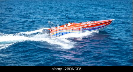 Sliema, Malta - 18. Juli 2019. Red speed Supreme Motorboote auf blauem Wasser Stockfoto