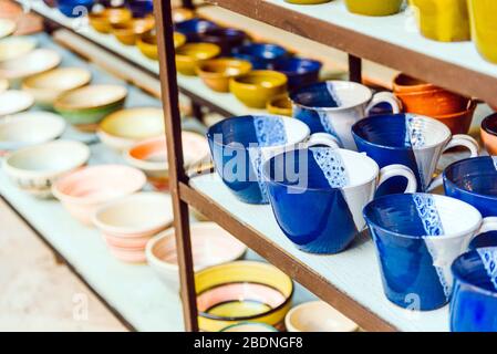 Schöne handgemachte Töpferbecher und Schalen. Kunst-/ Handwerkskonzept. Stockfoto