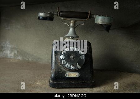 Altes Drehtelefon im Regal Stockfoto