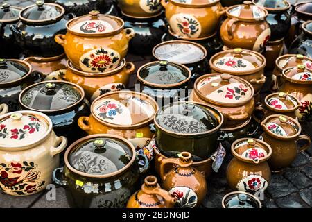 Sibiu City, Rumänien - 02. August 2018. Traditionelle rumänische handgemachte Keramik Markt auf der Töpfer Messe aus Sibiu, Rumänien Stockfoto