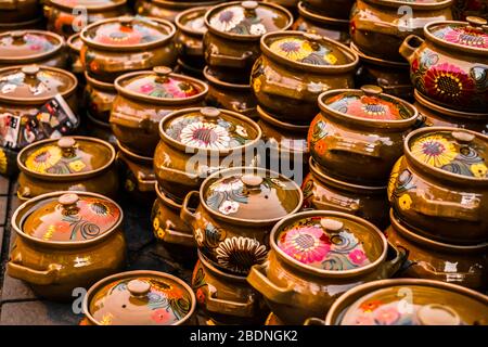 Sibiu City, Rumänien - 02. August 2018. Traditionelle rumänische handgemachte Keramik Markt auf der Töpfer Messe aus Sibiu, Rumänien Stockfoto