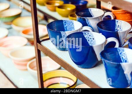 Schöne handgemachte Töpferbecher und Schalen. Kunst-/ Handwerkskonzept. Stockfoto