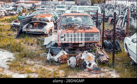 Athen, Griechenland - 12. Februar 2020. Ein Autofriedhof mit Autoteilen am Stadtrand Stockfoto