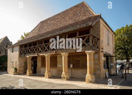 Domme, Frankreich - 2. September 2018: Domme, ein schönes mittelalterliches Dorf in Dordogne, Frankreich Stockfoto