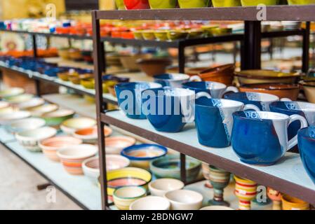 Schöne handgemachte Töpferbecher und Schalen. Kunst-/ Handwerkskonzept. Stockfoto