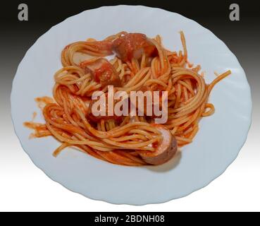 Ein Teller mit frankfurter Heißhund Spaghetti, mit Spaghetti in die frankfurter Würstchen, heißen Hund, Stücke und Tomoatensauce geknöpft Stockfoto
